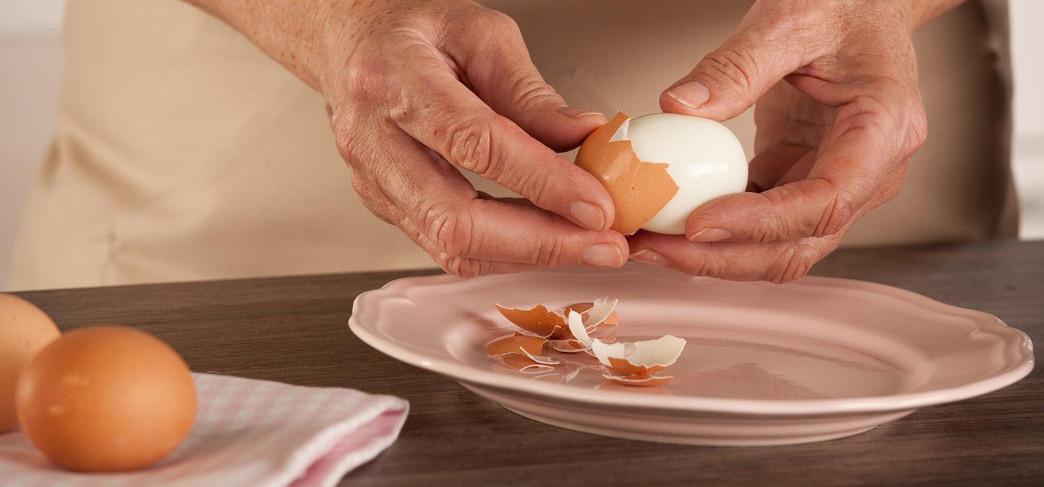 How to peel a hard boiled egg