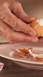 https://www.maggi.co.nz/sites/default/files/styles/search_result_153_272/public/how-to-peel-a-hard-boiled-egg_0.jpg?itok=0MxFqUx9